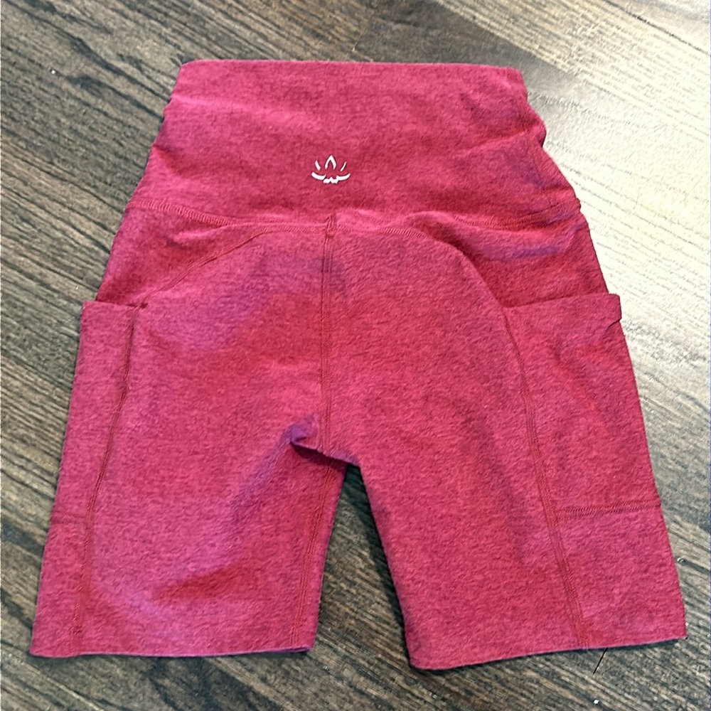 Beyond Yoga Space Dye Biker Shorts Burgundy XS EUC Side Pockets - Picture 7 of 7